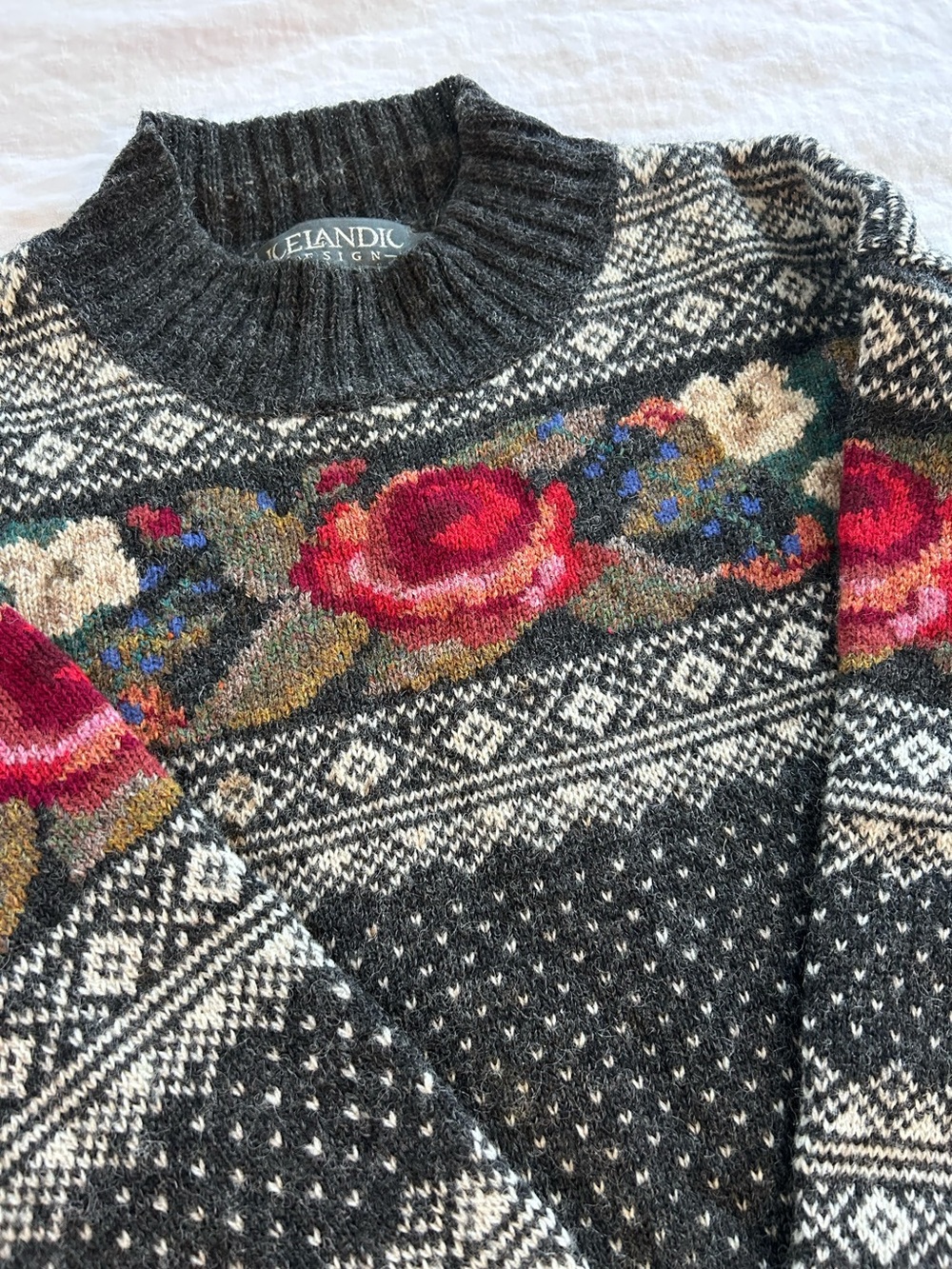 VINTAGE Icelandic Design 100% Wool Charcoal Grey Floral Sweater ~ Size Medium - Picture 2 of 4